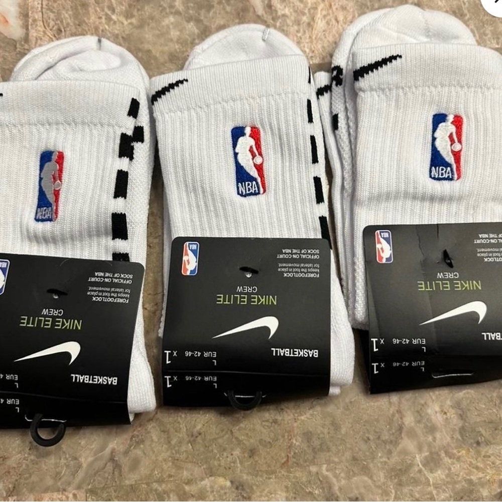 NIKE Mens NBA sock bundle - 3 Pairs
White w Black Large Mens 8-12 - BRAND NEW